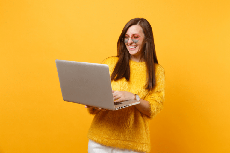 mulher usando as Ferramentas para Gestão de Pessoas no computador