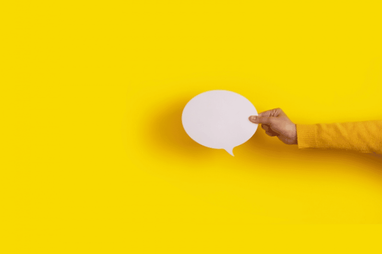 Imagem de fundo amarelo com um balão de fala representando o feedback contínuo