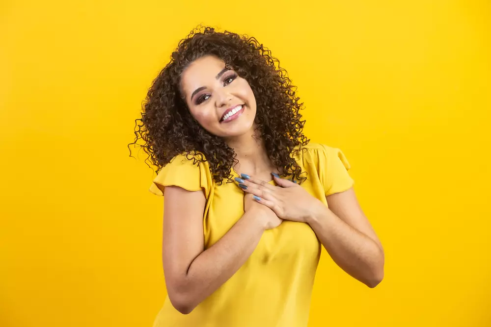 Mulher feliz por ser reconhecida pelo bom trabalho