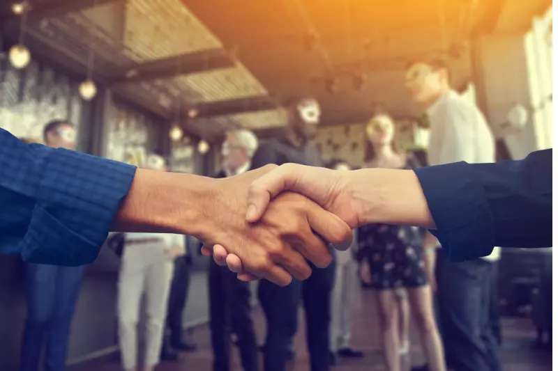 como-resolver-conflitos-no-trabalho aperto de mãos entre colegas de trabalho