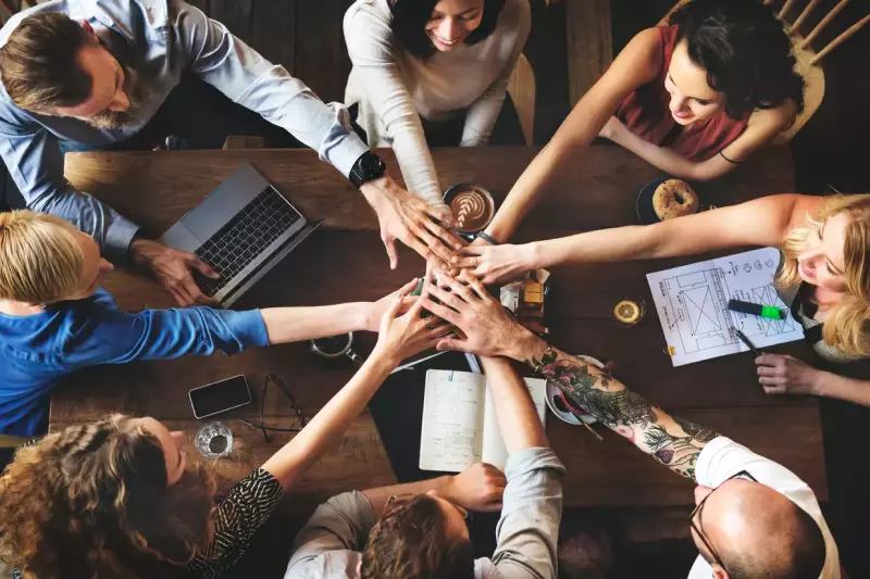Grupo de pessoas fazendo trabalho em equipe