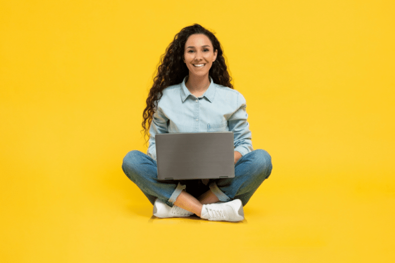 Mulher jovem feliz usando uma plataforma de engajamento no notebook