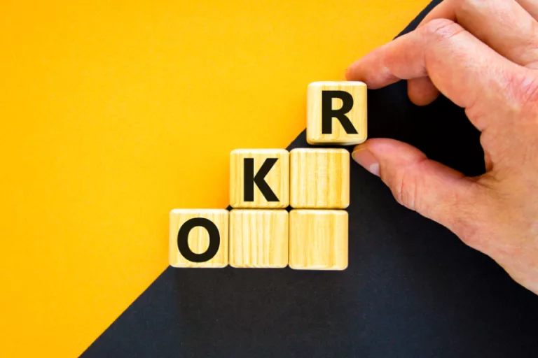 Quadradinhos de madeira que formam a palavra OKR
