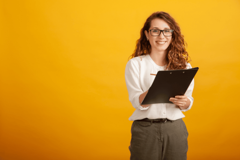 Mulher segurando um aviso prévio no pedido de demissão