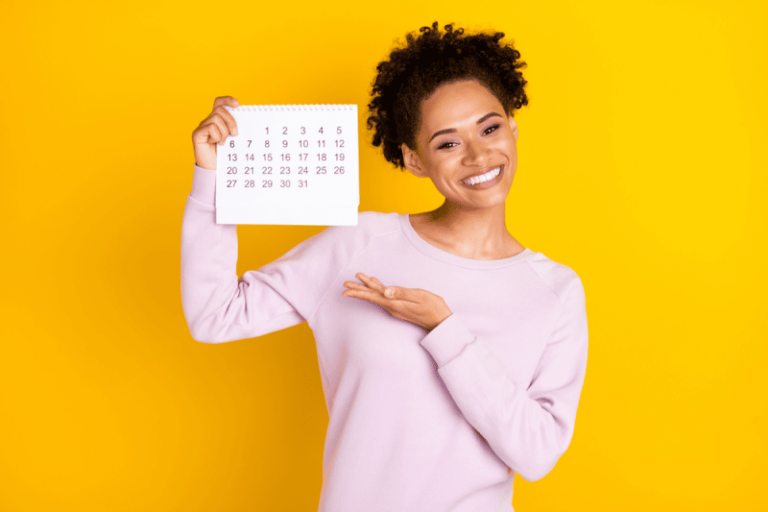 Mulher segurando um calendário do RH