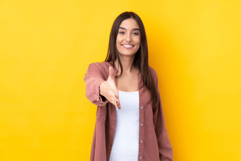 Mulher jovem com a mão estendida simbolizando a quebra de contrato de experiência