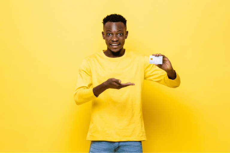 imagem de um homem negro segurando seu cartão de vale refeição