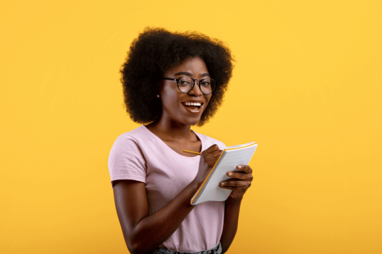 Mulher fazendo anotações em um caderno representando o microlearning