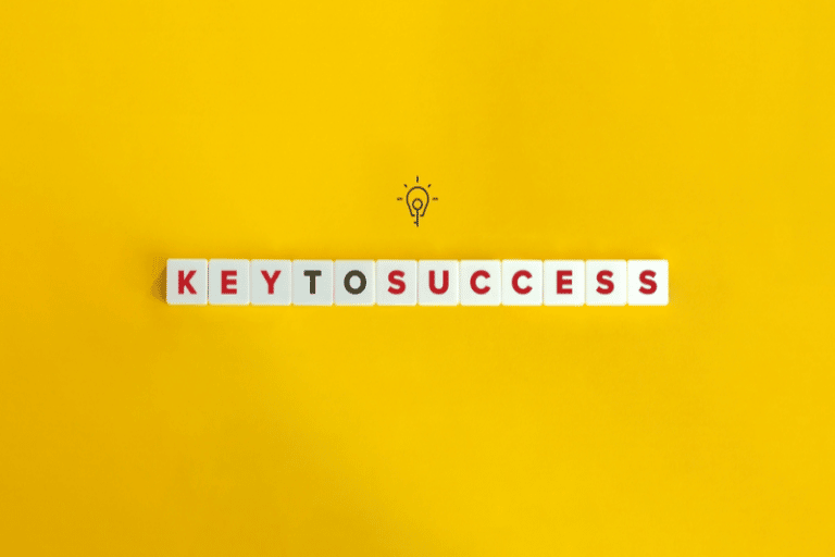 fundo amarelo escrito key to success representando o que é KR em uma empresa