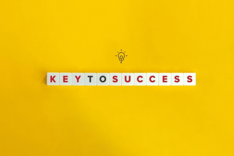 fundo amarelo escrito key to success representando o que é KR em uma empresa