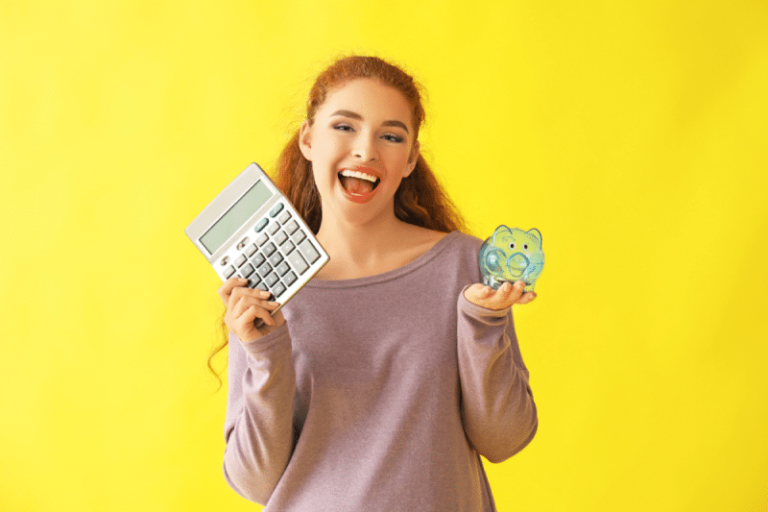 Mulher segurando uma calculadora representando o abono de férias