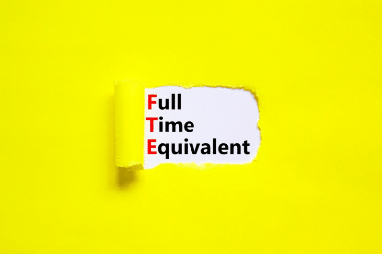 FTE - Full-Time Equivalent escrito em fundo amarelo