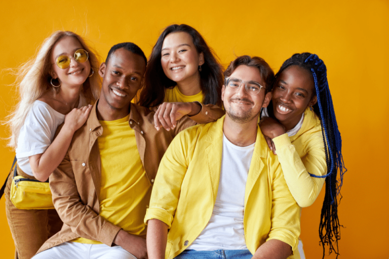 Grupo de amigos felizes representando o dia do amigo na empresa