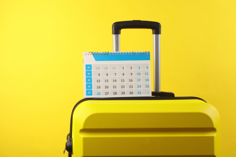 Mala com um calendário em cima representando as férias compulsórias
