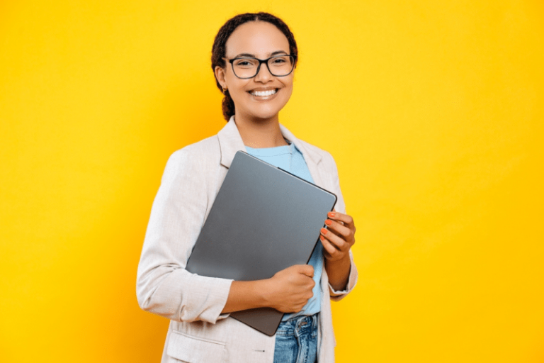 Profissional de gestão de recursos humanos segurando um notebook na mão