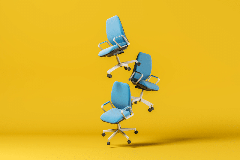 Cadeiras de escritório representando a ergonomia no escritório
