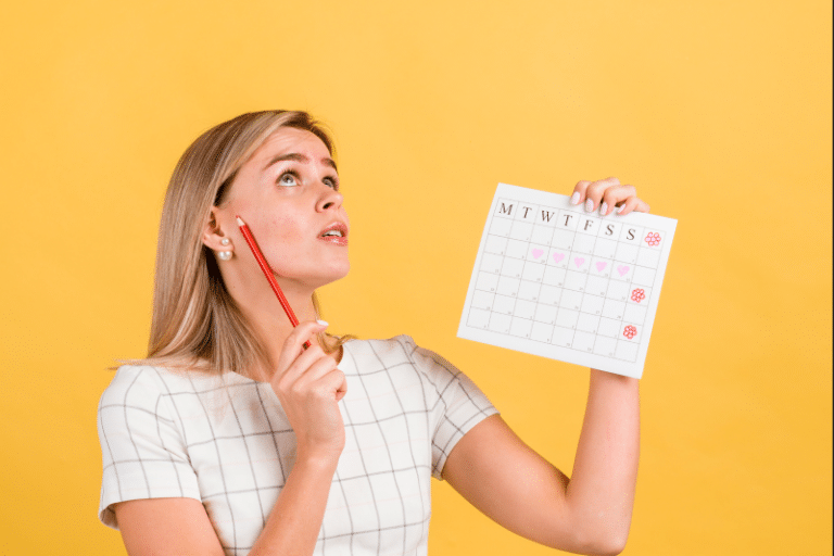 Imagem de uma mulher segurando um calendário para representar a avaliação de desempenho trimestral