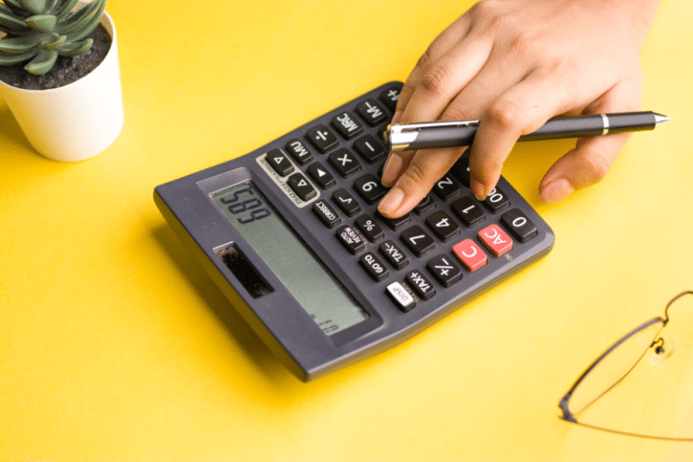 Calculadora representando os impostos da folha de pagamento