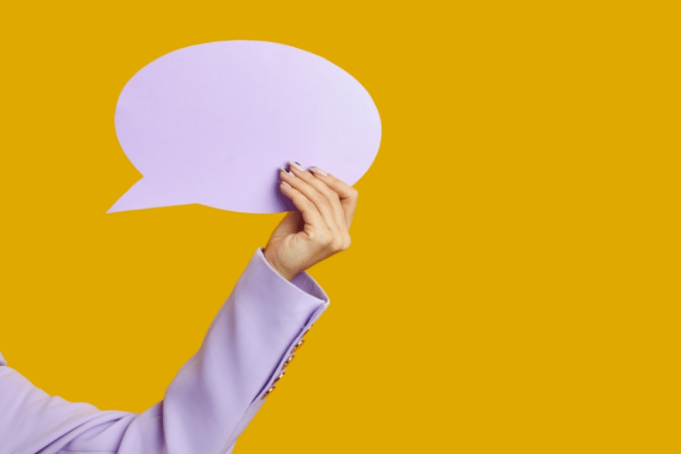 Imagem de uma mão segurando um balão de fala para representar a pesquisa de satisfação anônima nas empresas