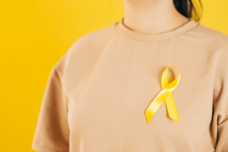 Pessoa usando um laço amarelo em representação ao Setembro Amarelo nas empresas
