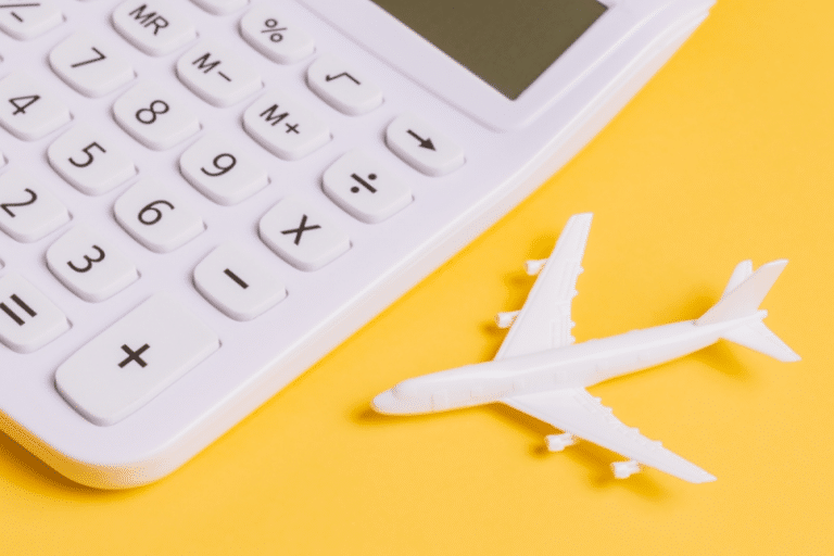Imagem de um avião e uma calculadora representando o saldo de férias