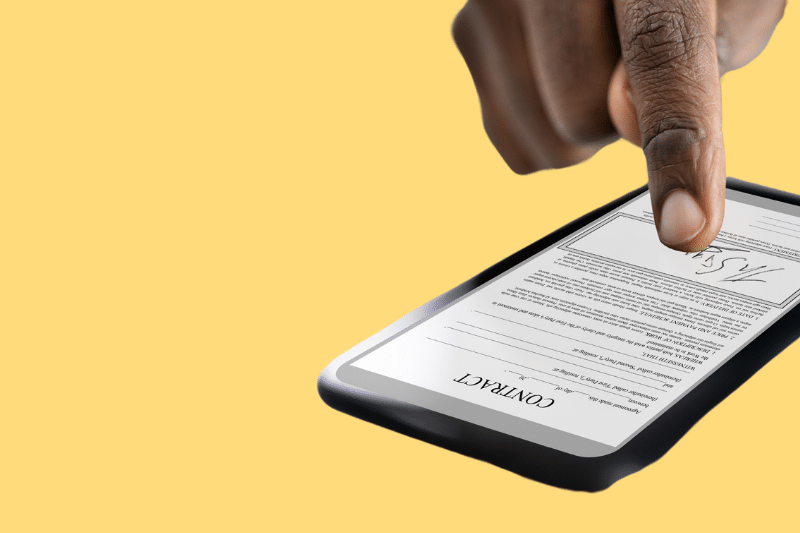 pessoa assinando um contrato pelo celular através de um software de assinatura digital